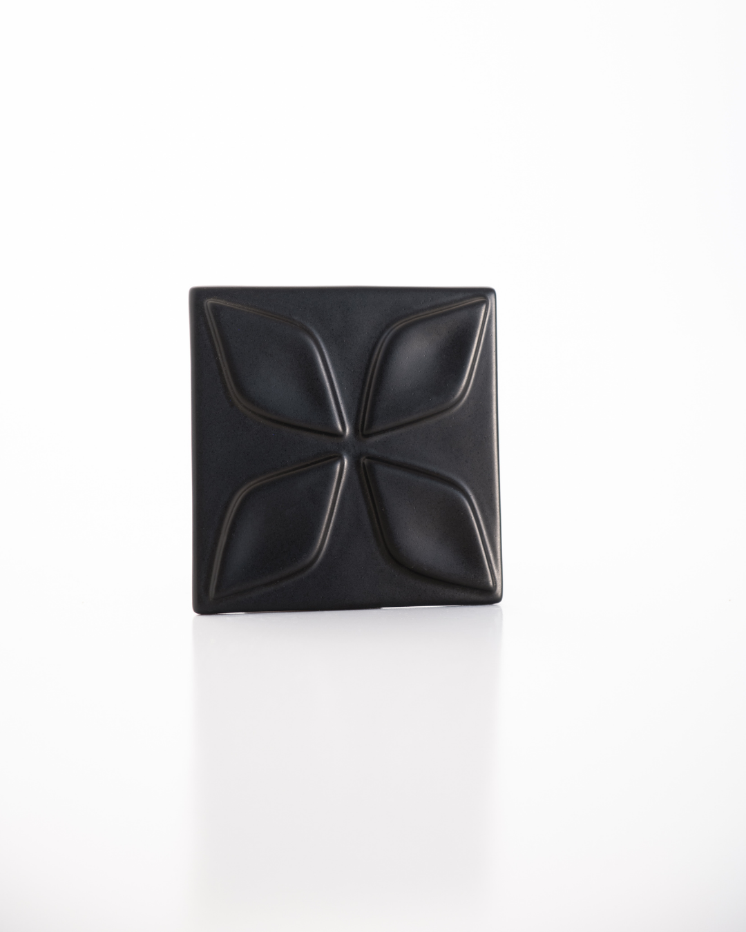 Clover Tile in Black 3D Ceramics Tile Rialheim