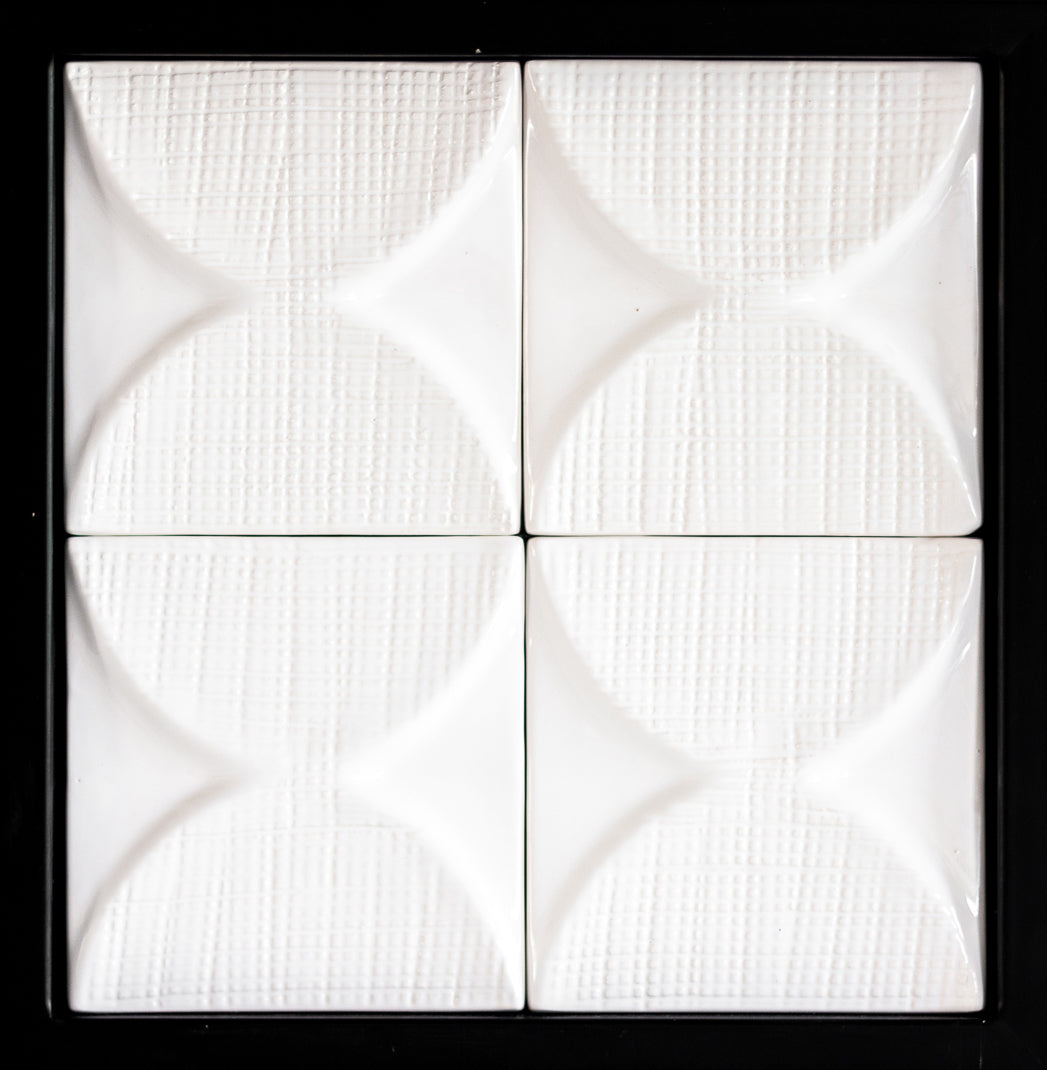 Lips & Circle Tile