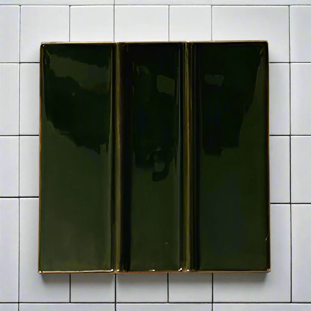 Rialheim Kitkat closed tile in emerald green on terracotta