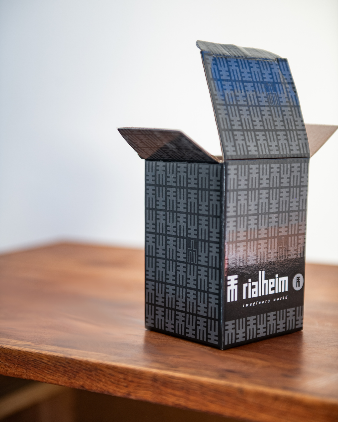 Open box with 'Rialheim' branding on a wooden surface Rialheim sandwax packaging