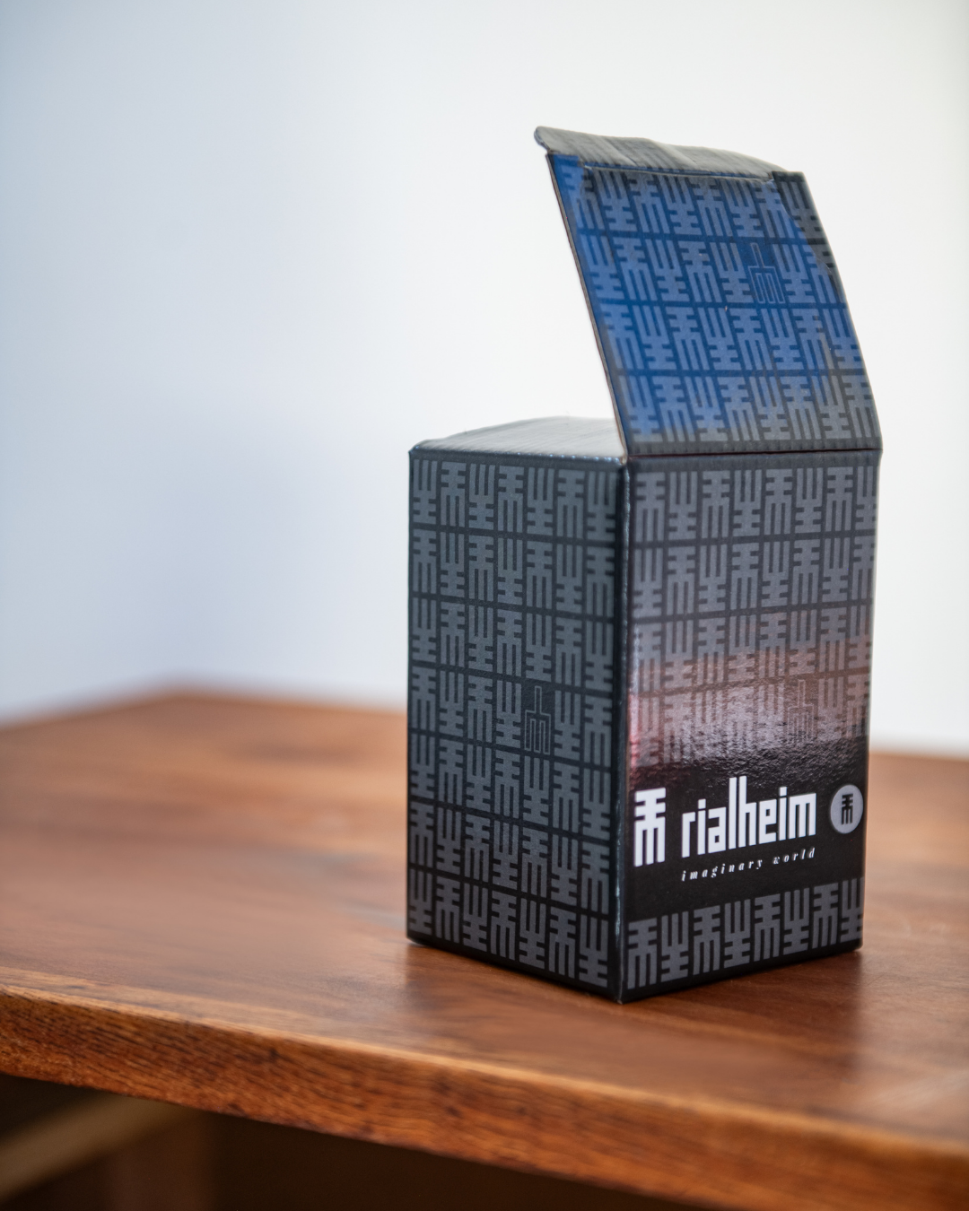 Cardboard box with 'rialheim' branding on a wooden surface