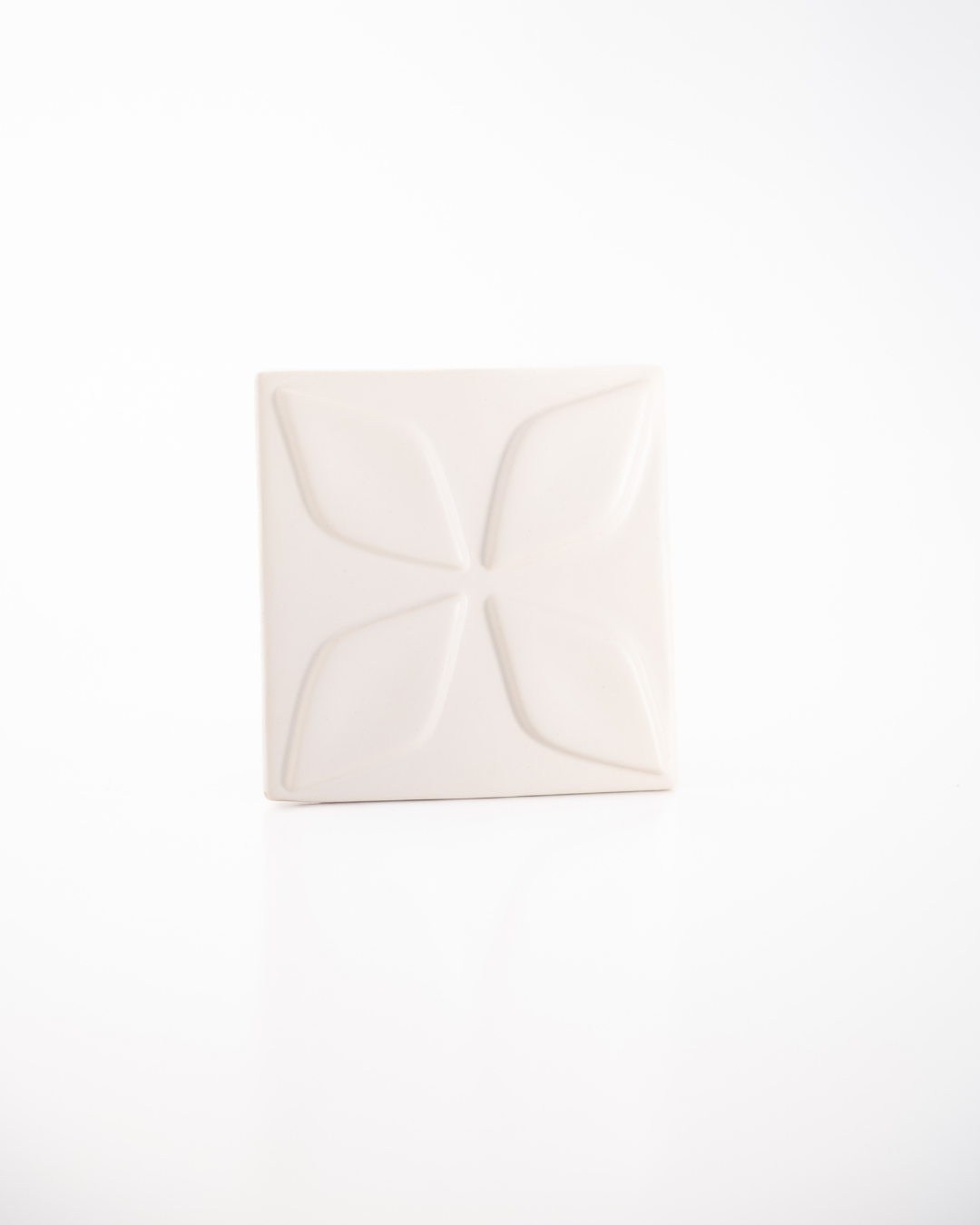 Clover Tile in White 3D Ceramics Tile Rialheim